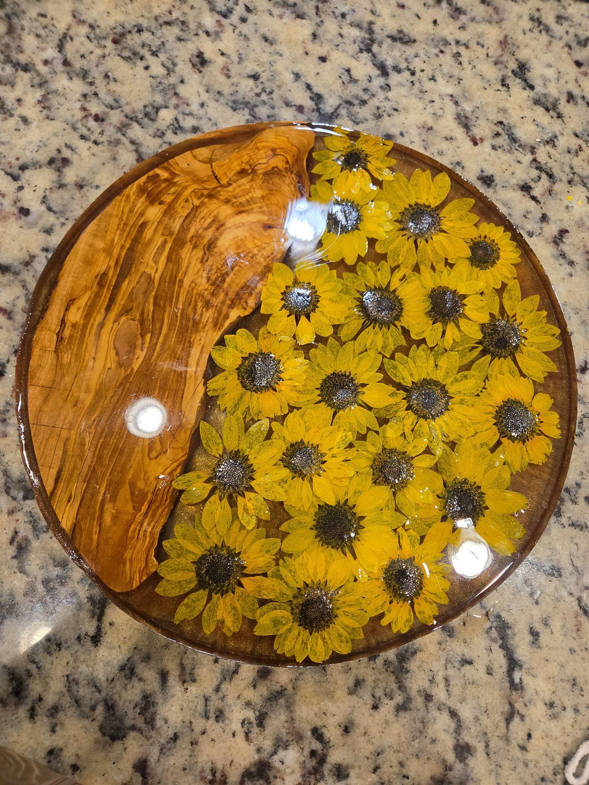 Round resin tray with pressed sunflowers